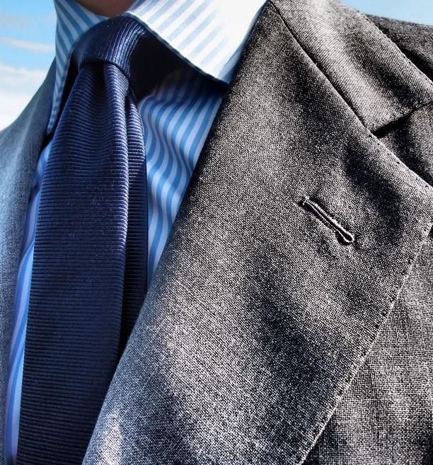 Деловой вариант комбинации с фреско — рубашка в крупную полоску и фактурно-ребристый галстук