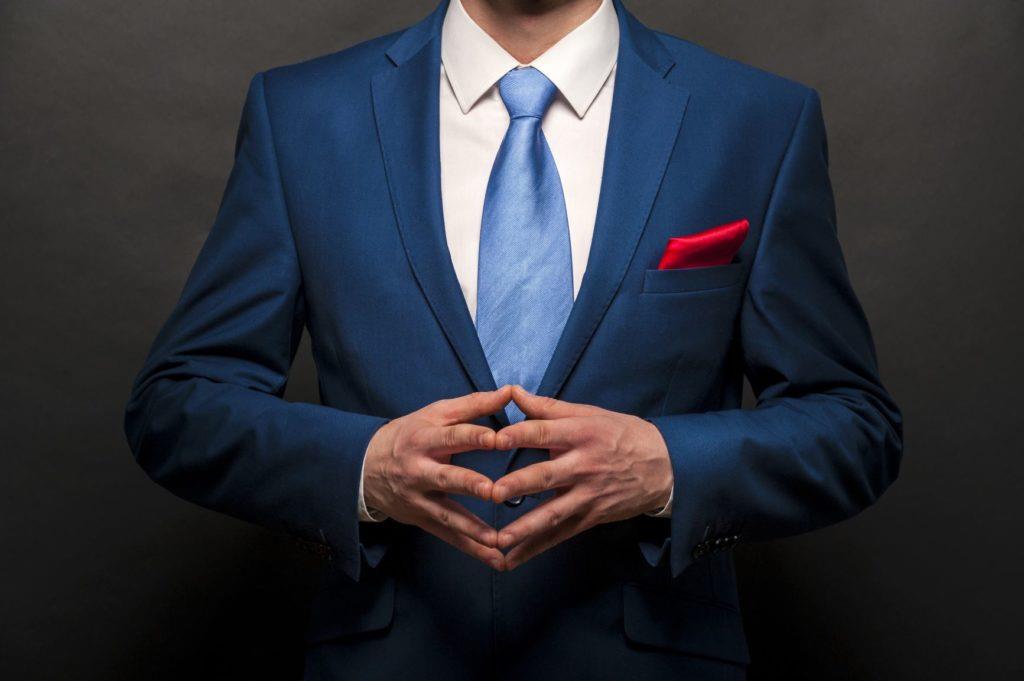 Какой галстук надеть под синий костюм? Сделай ставку на синий или голубой цвет! Монолуки сейчас на пике популярности! 