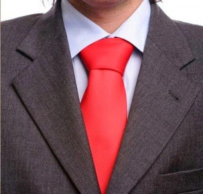 красный галстук и серый костюм